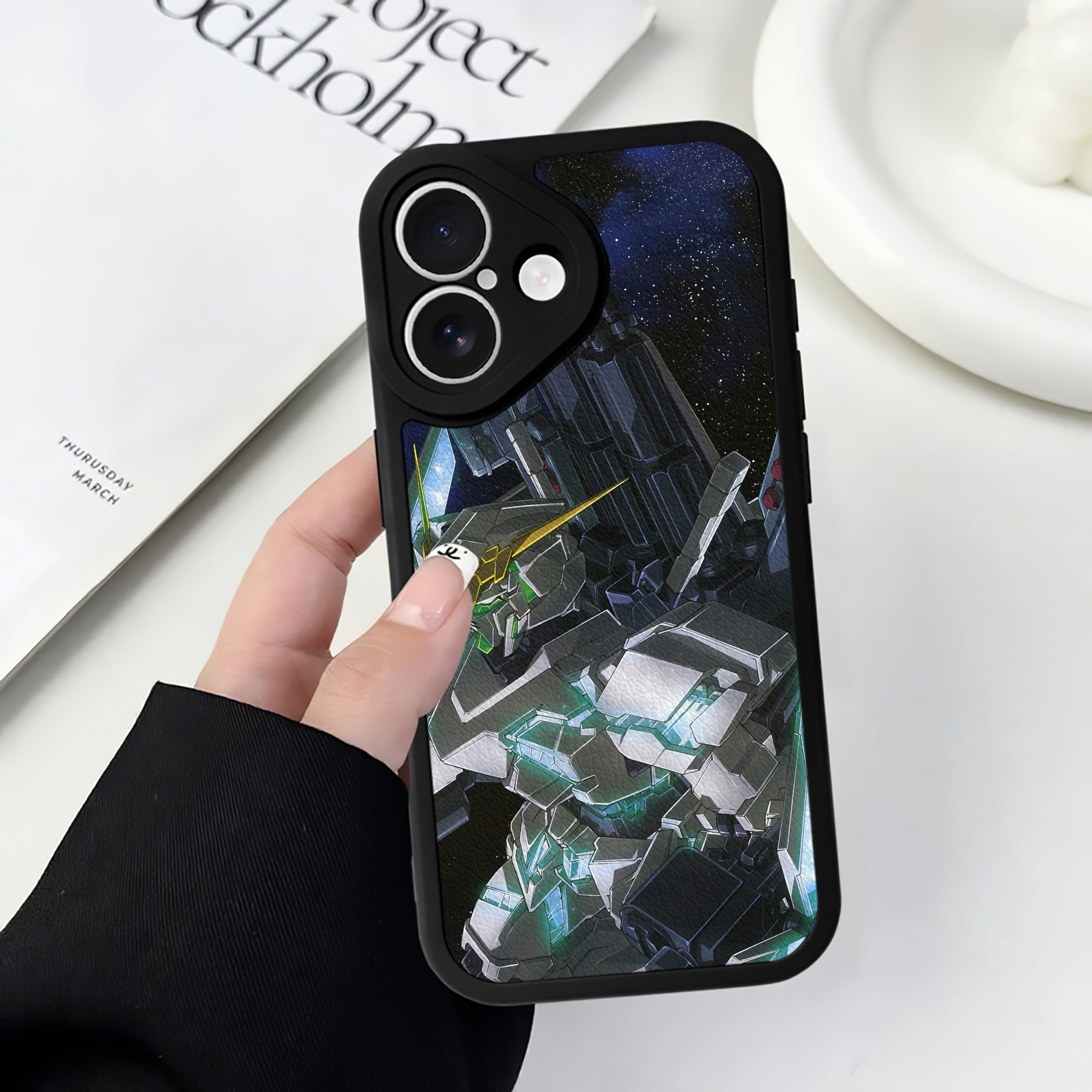 （画像用） 機動戦士ガンダム Mobile Suit Gundam 【iPhone 16シリーズ対応】シリコンスマホケース（レザー調） 材質：シリコン